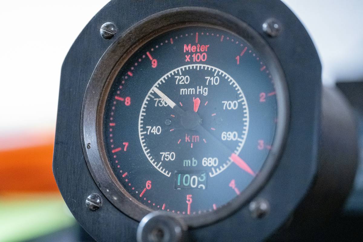 Diagram showing how barometric altimeter sensors work inside outdoor watches compared to GPS-only elevation tracking