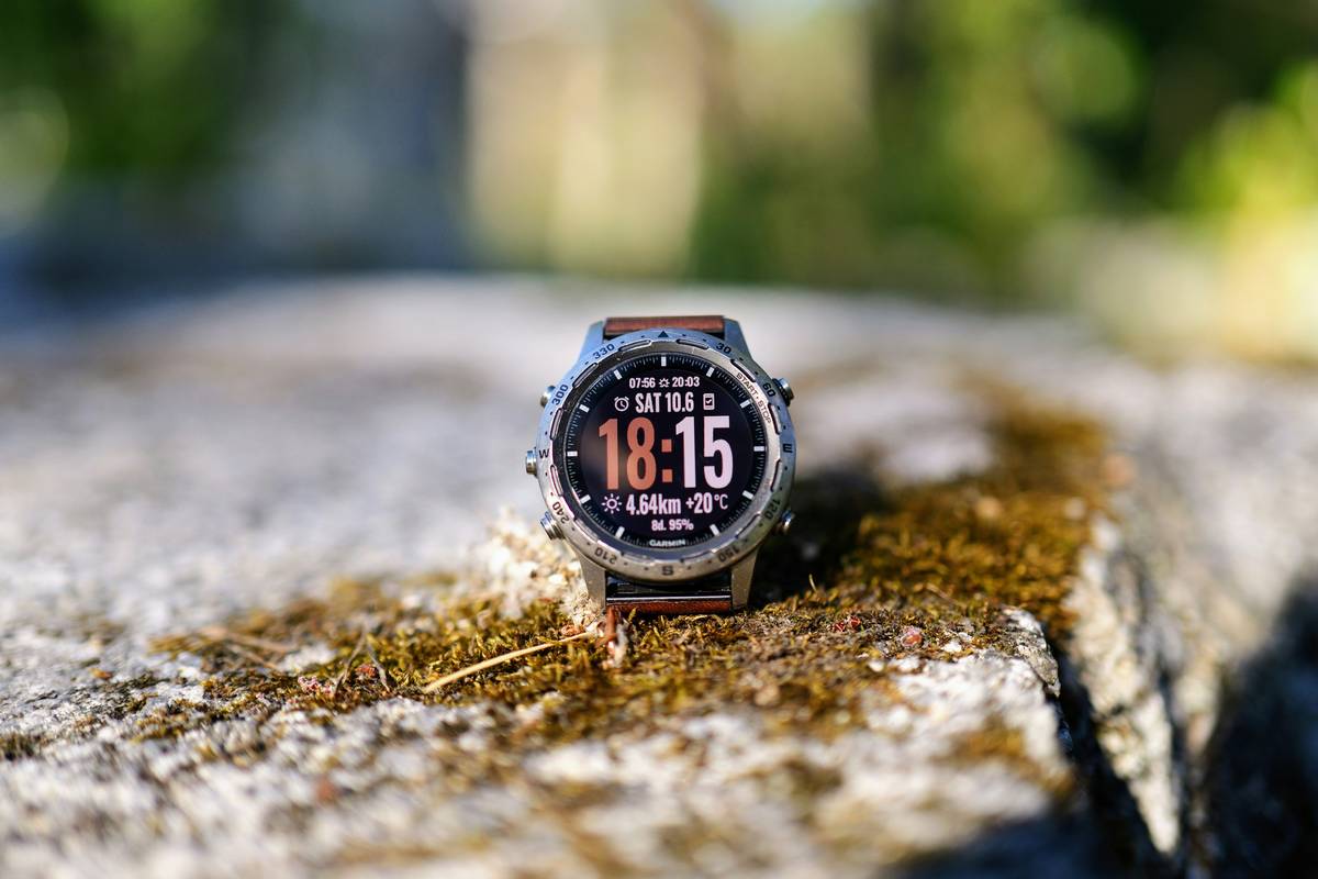 Side-by-side chart showing altimeter resolution in wearable devices with raw vs smoothed elevation profiles